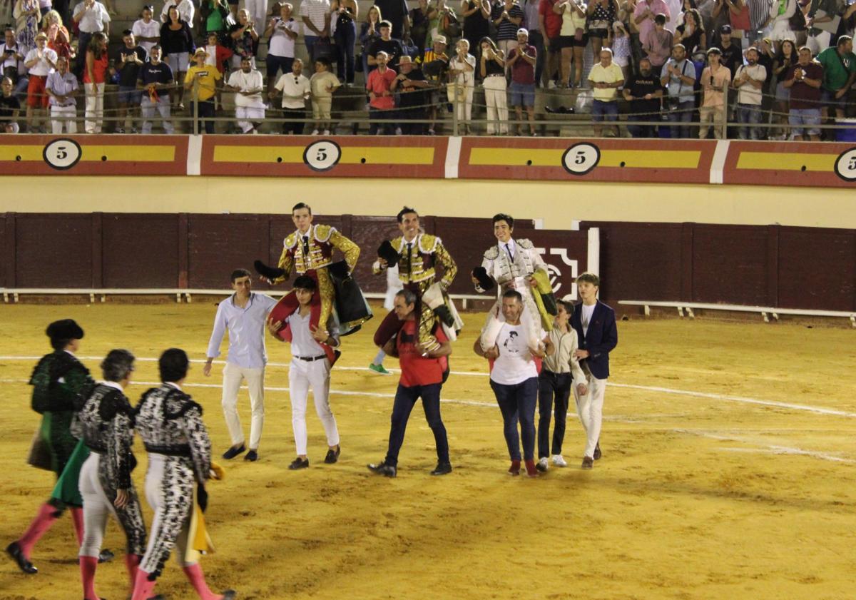 Imagen principal - Los tres toreros salieron a hombros. 
